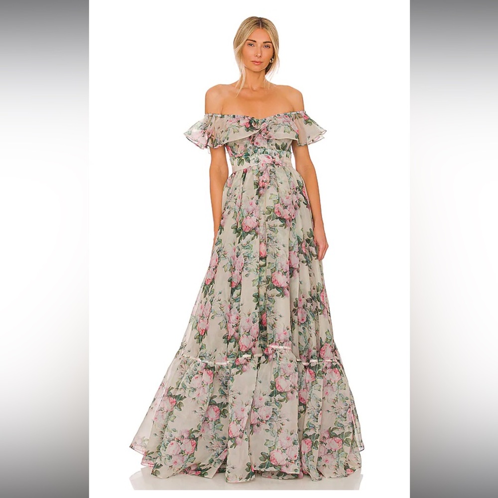 X REVOLVE THE ROMANCE NOVEL IN GARDEN ROSES
Selkie